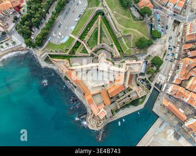 Vue aérienne de haut en bas du château royal de Collioure avec bastions, ravelin en France Banque D'Images
