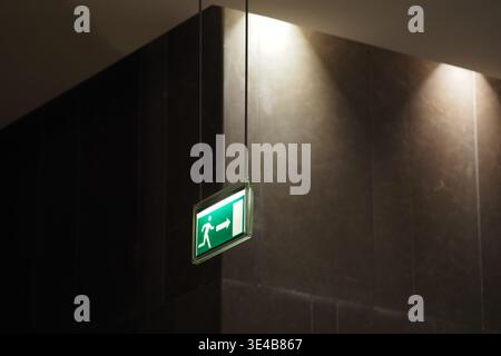 Le panneau de sortie est suspendu au plafond dans le couloir du bâtiment public Banque D'Images