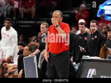 Houston, Texas, États-Unis. 26 mars 2026. KELVIN SAMPSON, entraîneur-chef de Houston, réagit lors du match Sweet Sixteen du tournoi de basket-ball masculin de la NCAA entre les Cougars de Houston et les Illinois Fighting Illini le 26 mars 2026 à Houston, Texas. Illinois a gagné, 65-55. (Crédit image : © Scott Coleman/ZUMA Press Wire) USAGE ÉDITORIAL SEULEMENT ! Non destiné à UN USAGE commercial ! Banque D'Images