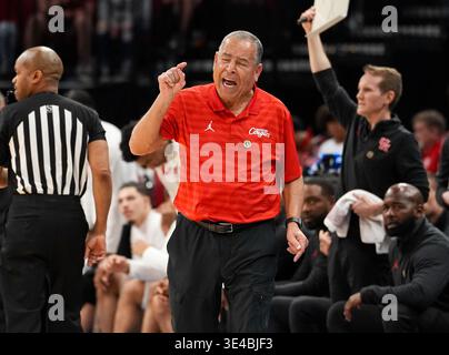 Houston, Texas, États-Unis. 26 mars 2026. KELVIN SAMPSON, entraîneur-chef de Houston, fait des gestes lors du tournoi de basket-ball masculin de la NCAA Sweet Sixteen entre les Cougars de Houston et les Illinois Fighting Illini le 26 mars 2026 à Houston, Texas. Illinois a gagné, 65-55. (Crédit image : © Scott Coleman/ZUMA Press Wire) USAGE ÉDITORIAL SEULEMENT ! Non destiné à UN USAGE commercial ! Banque D'Images