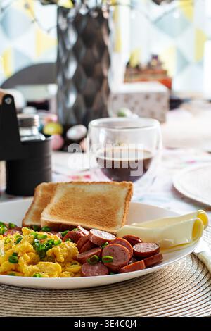 Repas traditionnel du matin avec œufs brouillés et saucisses Banque D'Images