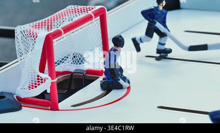 Gardien de but défendant le filet pendant un match de hockey de table Banque D'Images