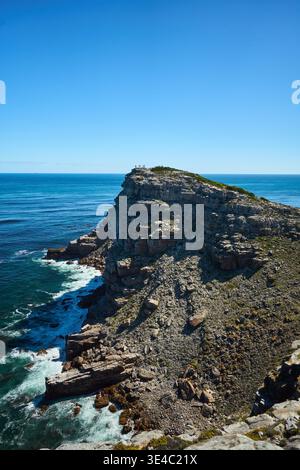 La cape de bonne espérance. Falaise isolée au-dessus des eaux vibrantes. Spectaculaire formation isolée surplombant la mer Turquoise animée Banque D'Images