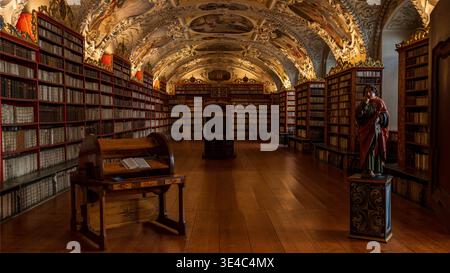 PRAGUE, RÉPUBLIQUE TCHÈQUE 24 MARS 2026. La bibliothèque classique du monastère de Strahov à Prague est remplie de livres sur les étagères en bois. 20 Banque D'Images