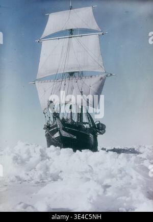 Frank Hurley - L'image capture un moment de l'expédition impériale transantarctique de 1914 à 1917, montrant spécifiquement le navire de Sir Ernest Shackleton, l'Endurance, piégé dans la glace de la mer de Weddell. La photographie a été prise par le photographe de l'expédition Frank Hurley en 1915, peu de temps avant que le navire ne soit écrasé et coulé. L'Endurance était une barquentine à trois mâts conçue pour l'exploration polaire, lancée en 1912. Après le naufrage du navire, Shackleton et son équipage ont survécu à un terrible voyage vers la sécurité, une histoire considérée comme un chef-d'œuvre du leadership de survie - 1915 Banque D'Images