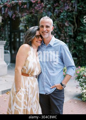 Heureux couple hispanique d'âge moyen posant à New York Banque D'Images