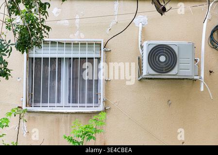 Unités de climatisation extérieures multiples installées sur le mur extérieur d'un bâtiment résidentiel. Systèmes de refroidissement urbain et concept de climatisation Banque D'Images
