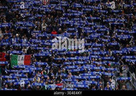 Bergame, Italie. 26 mars 2026. Les fans de l'Italie encouragent pendant la qualification de la Coupe du monde entre l'Italie et l'Irlande du Nord au stade de Bergame à Bergame. Banque D'Images