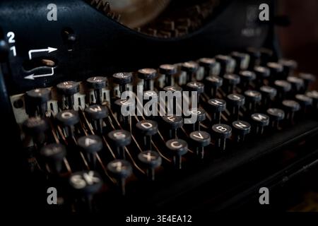 Machine à écrire noire classique avec clés rétro et chariot, mettant en valeur un design intemporel et un attrait d'équipement de bureau vintage Banque D'Images