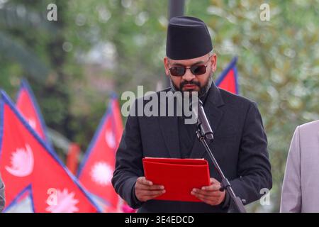 Katmandou, Népal. 27 mars 2026. Balendra Shah prête serment en tant que premier ministre du Népal lors d'une cérémonie à Katmandou, Népal, le 27 mars 2026. Balendra Shah, dirigeant principal du parti Rastriya Swatantra, a prêté serment en tant que premier ministre du Népal vendredi lors d'une cérémonie spéciale qui s'est tenue au bureau du président à Katmandou, capitale du Népal. Quelques heures avant la prestation de serment, Shah a été nommé 47e premier ministre du pays conformément à la Constitution du Népal. Crédit : Sulav Shrestha/Xinhua/Alamy Live News Banque D'Images