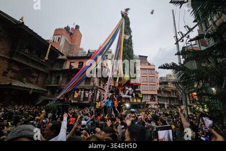 Katmandou, Népal. 27 mars 2026. Les gens offrent des prières pour célébrer le Seto Machhindranath chariot festival.in Katmandou, Népal le 27 mars 2026. (Crédit image : © Sunil Sharma/ZUMA Press Wire) USAGE ÉDITORIAL SEULEMENT ! Non destiné à UN USAGE commercial ! Banque D'Images
