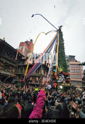 Katmandou, Népal. 27 mars 2026. Les gens offrent des prières pour célébrer le Seto Machhindranath chariot festival.in Katmandou, Népal le 27 mars 2026. (Crédit image : © Sunil Sharma/ZUMA Press Wire) USAGE ÉDITORIAL SEULEMENT ! Non destiné à UN USAGE commercial ! Banque D'Images
