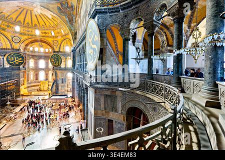 Les gens se promènent à l'intérieur de la Grande Mosquée Sainte-Sophie à Istanbul. Le site historique attire de nombreux visiteurs chaque jour. Banque D'Images