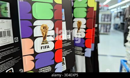 Toronto, ON, Canada - 13 mars 2026 : le produit sous licence officiel de la Coupe du monde de la FIFA est placé sur une étagère, indiquant la promotion, les ventes et le consumérisme Banque D'Images