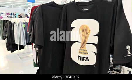 Toronto, ON, Canada - 13 mars 2026 : la photo montre des t-shirts noirs, l'un porte le logo de la Coupe du monde de la FIFA, elle présente des marchandises pour les fans de soccer et les événements. Banque D'Images