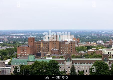 Montréal, Canada - 5 juillet 2025 : vue panoramique de l'horizon à Montréal, Québec. Conservez les édifices du Centre hospitalier Mary's et du Collège notre-Dame. Banque D'Images