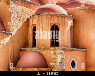 Des dômes au sommet rouge surplombent les chapelles du sanctuaire principal du monastère de la Sainte Trinité Tzagaroli près de Venizélos en Crète. Banque D'Images