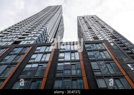 Montréal, Canada - 5 juillet 2025 : le Livmore, immeuble locatif résidentiel situé au centre-ville de Montréal. Vue en bas angle du gratte-ciel moderne Banque D'Images