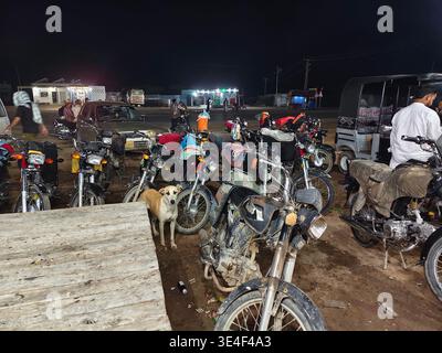 Karachi, Pakistan - 26 mars 2026 : parking vélos sur le magasin de thé au bord de la route Banque D'Images