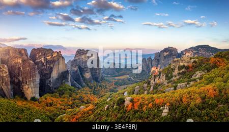 Vue panoramique aérienne du lever du soleil sur la vallée, les montagnes et les monastères des Météores, Kalampaka, Grèce, pendant l'automne Banque D'Images