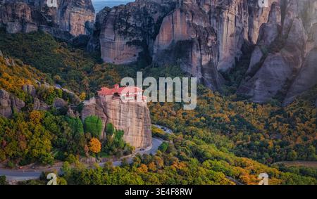 La belle vallée des Météores, Kalabaka, Grèce, avec le monastère Rousanou et des arbres dorés pendant le coucher du soleil d'automne Banque D'Images