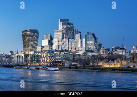 Skyline montrant les gratte-ciel commerciaux 20 Fenchurch Street, Leadenhall Building et 22 Bishopsgate dans le quartier financier de la ville de Londres, Angleterre, Royaume-Uni Banque D'Images