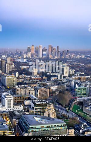 Vue depuis Sky Garden sur l'horizon de la ville de Londres avec le quartier des affaires de Canary Wharf en arrière-plan en hiver, Angleterre, Royaume-Uni Banque D'Images
