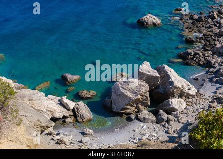 Crique rocheuse isolée avec de l'eau turquoise claire près de la plage d'Agia Anna, vue d'en haut. Banque D'Images