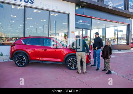 Malaga Espagne, Andalousie, concessionnaire de voitures ClickAutos Premium, les clients de femmes adultes inspectant le capot rouge de SUV ouvert, les gens examinant le compartiment moteur, ve Banque D'Images