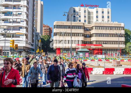 Malaga Espagne, Andalousie, Santander Banque de bâtiment façade piétons traversant le passage de passerelle Grande foule occupé intersection urbaine feux de circulation construction b Banque D'Images