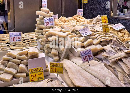Poisson et fruits de mer frais exposés dans un stand de poissonnier au Mercat de Sant Josep de la Boqueria à Barcelone pendant la journée. Banque D'Images