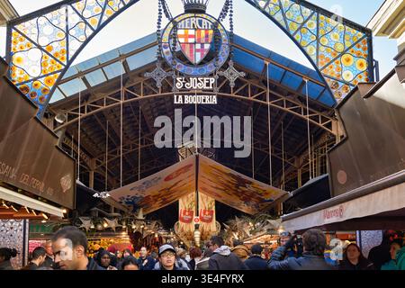 Les foules se rassemblent à l’entrée du Mercat de Sant Josep de la Boqueria sur la Rambla à Barcelone. Le marché est occupé par les acheteurs. Banque D'Images