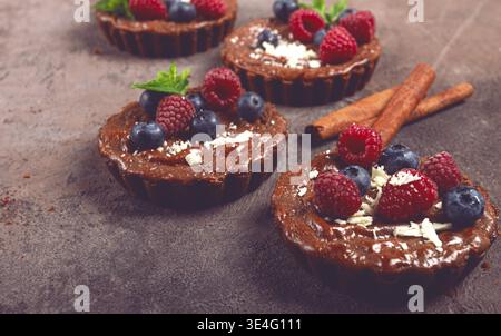 Tartelettes au chocolat, farcies de fromage cottage et de baies, petit déjeuner, fait maison, pas de gens Banque D'Images