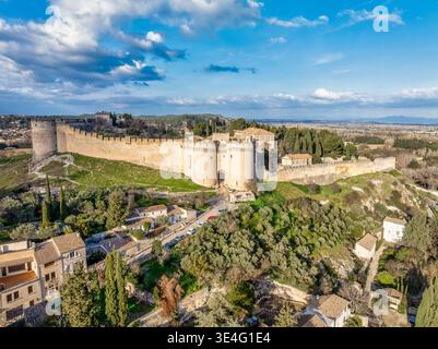 Vue aérienne Fort Saint-André : forteresse royale du XIVe siècle avec tours jumelles, machicolations vue à 360° sur Avignon et le Mont Ventoux. Une ico militaire française Banque D'Images