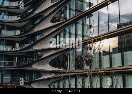 New York City - USA - 14 mars 2019 : 520 West 28th présente un nouveau monument emblématique à New York City. Conçu par Zaha, architecte lauréat du prix Pritzker Banque D'Images