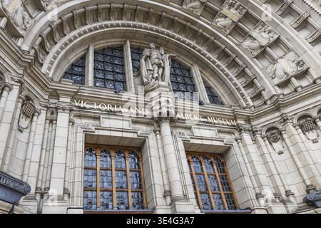 Grande arche et pierres sculpturales au Victoria and Albert Museum, South Kensington, Londres. Façade baroque édouardienne capturée d'en bas avec RIC Banque D'Images