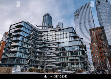 New York City - USA - 14 mars 2019 : 520 West 28th présente un nouveau monument emblématique à New York City. Conçu par Zaha, architecte lauréat du prix Pritzker Banque D'Images