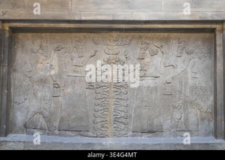 Bas relief mésopotamien avec inscriptions au British Museum. Londres, Royaume-Uni, 27 juin 2023 Banque D'Images