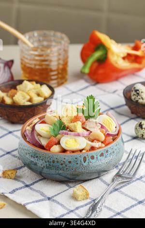 Nourriture, délicieuse salade de filet de poulet, poivron, haricots blancs, œufs de caille, croûtons de pain, oignon rouge et persil avec une sauce d'huile d'olive, mustar Banque D'Images