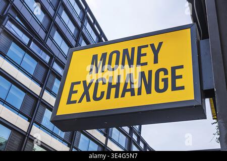 Gros plan panneau de vitrine de la ville pour le change d'argent, idéal pour les annonces sur les devises étrangères, les taux de change, les services bancaires, le financement de voyage et l'econo urbain Banque D'Images
