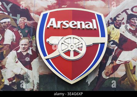 Vue détaillée de la crête de l'Arsenal avec canon et bouclier sur fond mural vintage. Londres, Royaume-Uni, 18 août 2024 Banque D'Images