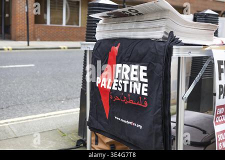 Affiche de protestation pour la Palestine libre attachée à un poteau de rue, capturant l'activisme politique moderne, la sensibilisation aux droits de l'homme et les mouvements populaires en U. Banque D'Images