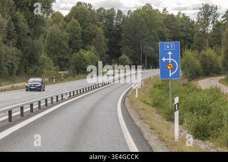 Panneau de signalisation pour réguler en tournant à gauche sur une route de campagne en Suède Banque D'Images