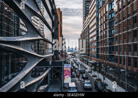 New York City - USA - 14 mars 2019 : 520 West 28th présente un nouveau monument emblématique à New York City. Conçu par Zaha, architecte lauréat du prix Pritzker Banque D'Images
