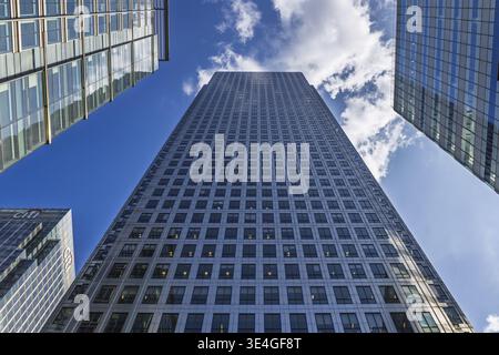 Vue spectaculaire en bas angle de One Canada Square et des tours de verre environnantes à Canary Wharf, le quartier financier de Londres, sous un ciel bleu vif avec s Banque D'Images