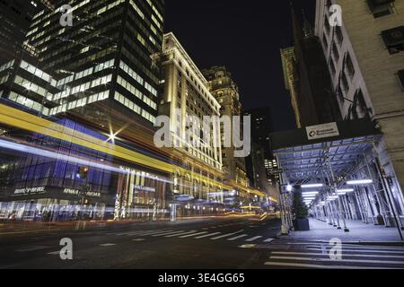 New York NY - États-Unis - 30 juillet 2019: Cinquième Avenue la nuit avec sentier léger à New York City Banque D'Images