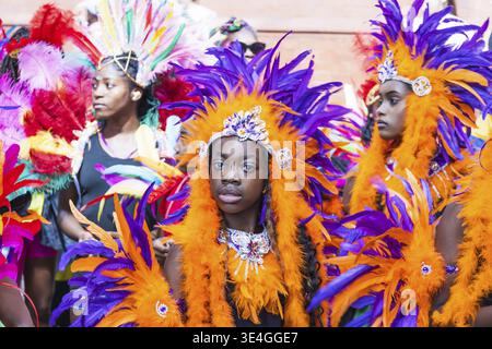 Gros plan sur les danseuses de carnaval animées dans des coiffes ornées pendant le carnaval de Notting Hill. Londres, Royaume-Uni, 25 août 2024 Banque D'Images