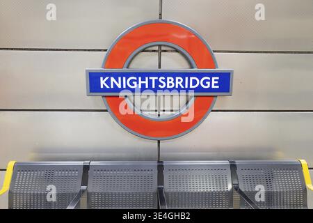 Knightsbridge signe, la cocarde rouge et bleu classique du métro de Londres. Londres, Royaume-Uni, 6 avril 2024 Banque D'Images