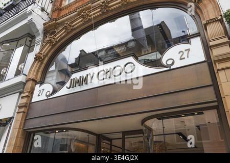 Boutique de luxe Jimmy Choo avec architecture voûtée, verre réfléchissant et logo. Londres, Royaume-Uni, 8 juin 2024 Banque D'Images
