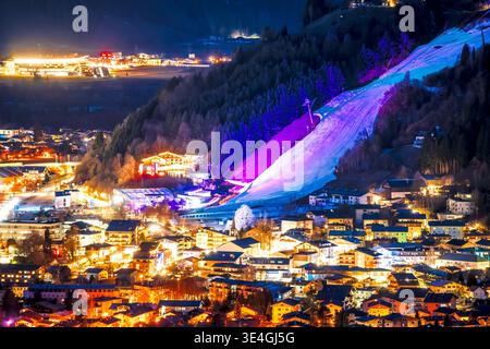 Zell am See, Autriche. Zell am See toits et pistes de ski vue en soirée, région de Salzbourg en Autriche Banque D'Images